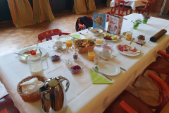 Üppiges Frühstück im historischen Speisesaal