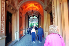 Besucher strömen zum Schlosshof von St. Emmeram vor dem Vicky-Leandros-Konzert
