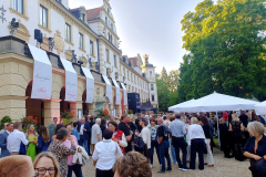 Cateringbereich mit zahlreichen Besucherinnen und Besuchern im Schlossgarten