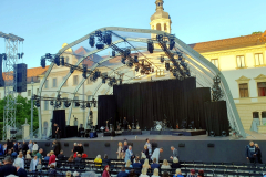 Bühne mit Lichttechnik und Instrumenten – alles bereit für Vicky Leandros