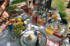 Swen, Eva, Rita und ich beim Rheinuferfrühstück –  der Frühstüchstisch