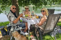Swen, Eva, Rita und ich beim Rheinuferfrühstück – Gespräche über Oldtimer und die Romreise. 