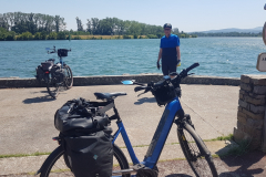 Pause am Hotel Le Beau Rivage in Condrieu und Weiterfahrt auf der ViaRhôna zum Denkmal der Granitsäulen in Chavanay