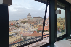 Romreise mit Andreas Englisch. Frühstück am Sonntag, 26.10.2025. Ausblick zum Petersdom