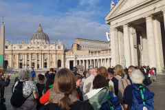 Sonntag, 26.10.2025. Auf dem Weg zum Petersdom. Romreise mit Andreas Englisch 2025. Schlange an der Sicherheitskontrolle