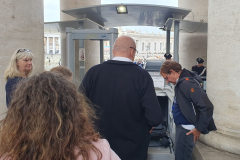 Sonntag, 26.10.2025. Auf dem Weg zum Petersdom. Romreise mit Andreas Englisch 2025. Sicherheitskontrolle