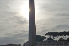 Sonntag, 26.10.2025. Auf dem Weg zum Petersdom. Romreise mit Andreas Englisch 2025. Vatikanischer Obelisk