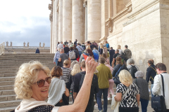 Auf dem Weg in den Petersdom durch die Heilige Pforte. Romreise mit Andreas Englisch 2025. Zum Eingang in den Petersdom