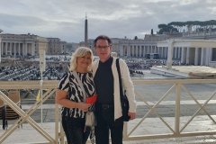 Auf dem Weg in den Petersdom durch die Heilige Pforte. Romreise mit Andreas Englisch 2025. Petersplatz noch menschenleer