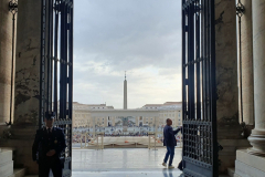 Im Petersdom. Messe mit Papst Leo XIV.  Romreise mit Andreas Englisch 2025. Petersplatz menschenleer