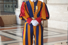 Im Petersdom. Messe mit Papst Leo XIV.  Romreise mit Andreas Englisch 2025. Schweizergardist