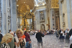 Im Petersdom. Messe mit Papst Leo XIV.  Romreise mit Andreas Englisch 2025. Plätze einnehmen