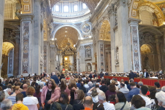 Einzug Papst Leo XIV. in den Petersdom. Romreise mit Andreas Englisch 2025. Gespanntes Warten 