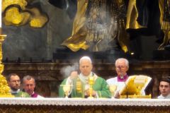 Petersdom. Papst Leo XIV.  zelebriert die Heilige Messe. Romreise mit Andreas Englisch 2025. 