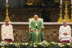 Petersdom. Papst Leo XIV.  zelebriert die Heilige Messe. Romreise mit Andreas Englisch 2025.  Papst Leo XIV. vor dem Altar