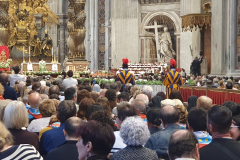 Petersdom. Papst Leo XIV.  zelebriert die Heilige Messe. Romreise mit Andreas Englisch 2025. 