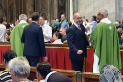 Austeilung der heiligen Hostie. Diskussion zwischen Priester und einem Juden. Romreise mit Andreas Englisch 2025. Körpersprache