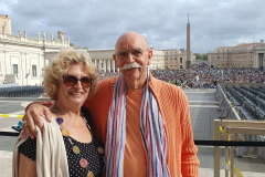 Angelusgebet auf dem Petersplatz. Papst Leo XIV. Romreise mit Andreas Englisch 2025. Menschenmassen auf dem Petersplatz 