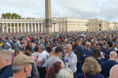 Angelusgebet auf dem Petersplatz. Papst Leo XIV. Romreise mit Andreas Englisch 2025. Warten auf Papst Leo XIV.