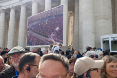 Angelusgebet auf dem Petersplatz. Papst Leo XIV. Romreise mit Andreas Englisch 2025. 80.000 Besucher?