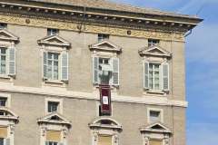 Angelusgebet auf dem Petersplatz. Papst Leo XIV. Romreise mit Andreas Englisch 2025. Apostolischer Palast