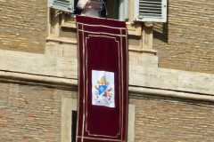 Angelusgebet auf dem Petersplatz. Papst Leo XIV. Romreise mit Andreas Englisch 2025. Papst Leo XIV.