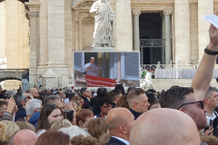 Angelusgebet auf dem Petersplatz. Papst Leo XIV. Romreise mit Andreas Englisch 2025. Videoübertragung