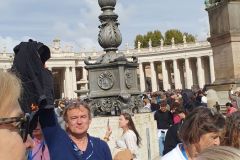 Auf dem Petersplatz an der Stelle, an der das Attentat auf Papst Johannes Paul II. verübt wurde. Romreise mit Andreas Englisch 2025. 
