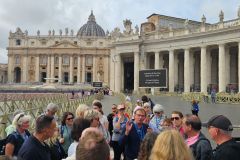 Auf dem Petersplatz an der Stelle, an der das Attentat auf Papst Johannes Paul II. verübt wurde. Romreise mit Andreas Englisch 2025. Geschichte vom Attentat