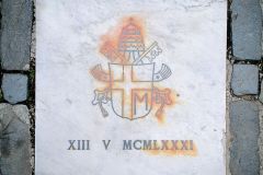 Auf dem Petersplatz an der Stelle, an der das Attentat auf Papst Johannes Paul II. verübt wurde. Romreise mit Andreas Englisch 2025. Gedenktafel 