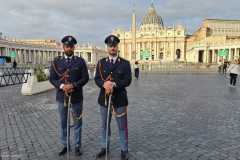 Über den leergefegten Petersplatz in ein kleines Kaffee. Romreise mit Andreas Englisch 2025. Leergefegter Petersplatz
