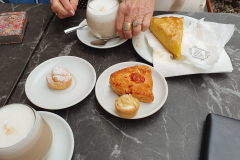 Über den leergefegten Petersplatz in ein kleines Kaffee. Romreise mit Andreas Englisch 2025. Süße Stückchen und Latte Macchiato 