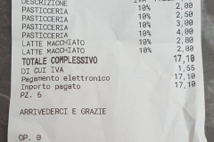 Über den leergefegten Petersplatz in ein kleines Kaffee. Romreise mit Andreas Englisch 2025. Annehmbare Preise