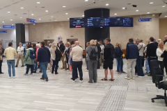 rom-reise-mit-andreas-englisch-2025-in-den-vatikanischen-museen-12. Heike verteilt die Tickets