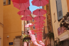 Côte d’Azur Reise Grasse entdecken. Altstadt mit den roten Regenschirmen.