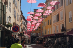 Côte d’Azur Reise Grasse entdecken. Altstadt mit den roten Regenschirmen.