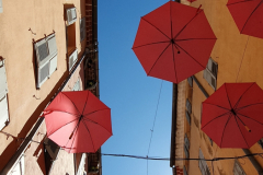 Côte d’Azur Reise Grasse entdecken. Altstadt mit den roten Regenschirmen.