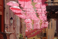 Côte d’Azur Reise Grasse entdecken. Altstadt mit den roten Regenschirmen.