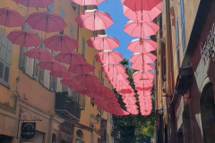 Côte d’Azur Reise Grasse entdecken. Altstadt mit den roten Regenschirmen.