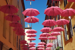 Côte d’Azur Reise Grasse entdecken. Altstadt mit den roten Regenschirmen.