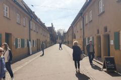 Rundgang-durch-die-Fuggerei-in-Augsburg-01