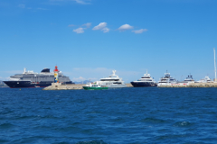 Côte d’Azur Reise Port Grimaud – Saint-Tropez. Hafen mit Kreuzfahrtschiff