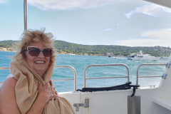 Côte d’Azur Reise Port Grimaud – Saint-Tropez. Auf dem Schiff ist es windig