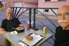 Ankunft am Ersatzapartment und Abendessen in Saint-Vallier nach einem ereignisreichen ersten Tag auf dem Rhône-Radweg