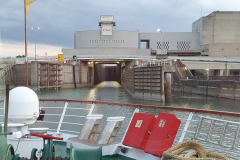 Flusskreuzfahrt Etappe 9 – Morgenstimmung auf der Rhône vor Tournon, A-Rosa Stella. Einfahrt in die Schleuse