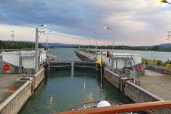 Flusskreuzfahrt Etappe 9 – Morgenstimmung auf der Rhône vor Tournon, A-Rosa Stella.  Rote Ampel an der Schleuse