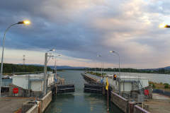 Flusskreuzfahrt Etappe 9 – Morgenstimmung auf der Rhône vor Tournon, A-Rosa Stella.  Rote Ampel an der Schleuse