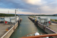 Flusskreuzfahrt Etappe 9 – Morgenstimmung auf der Rhône vor Tournon, A-Rosa Stella.  Grüne Ampel an der Schleuse