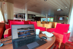 Flusskreuzfahrt Etappe 9 – Morgenstimmung auf der Rhône vor Tournon, A-Rosa Stella. Am Laptop in der Lounge
