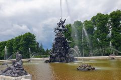Nach-der-Fuehrung-im-Schloss-Herrenchiemsee-stoppte-endlich-der-Regen-01